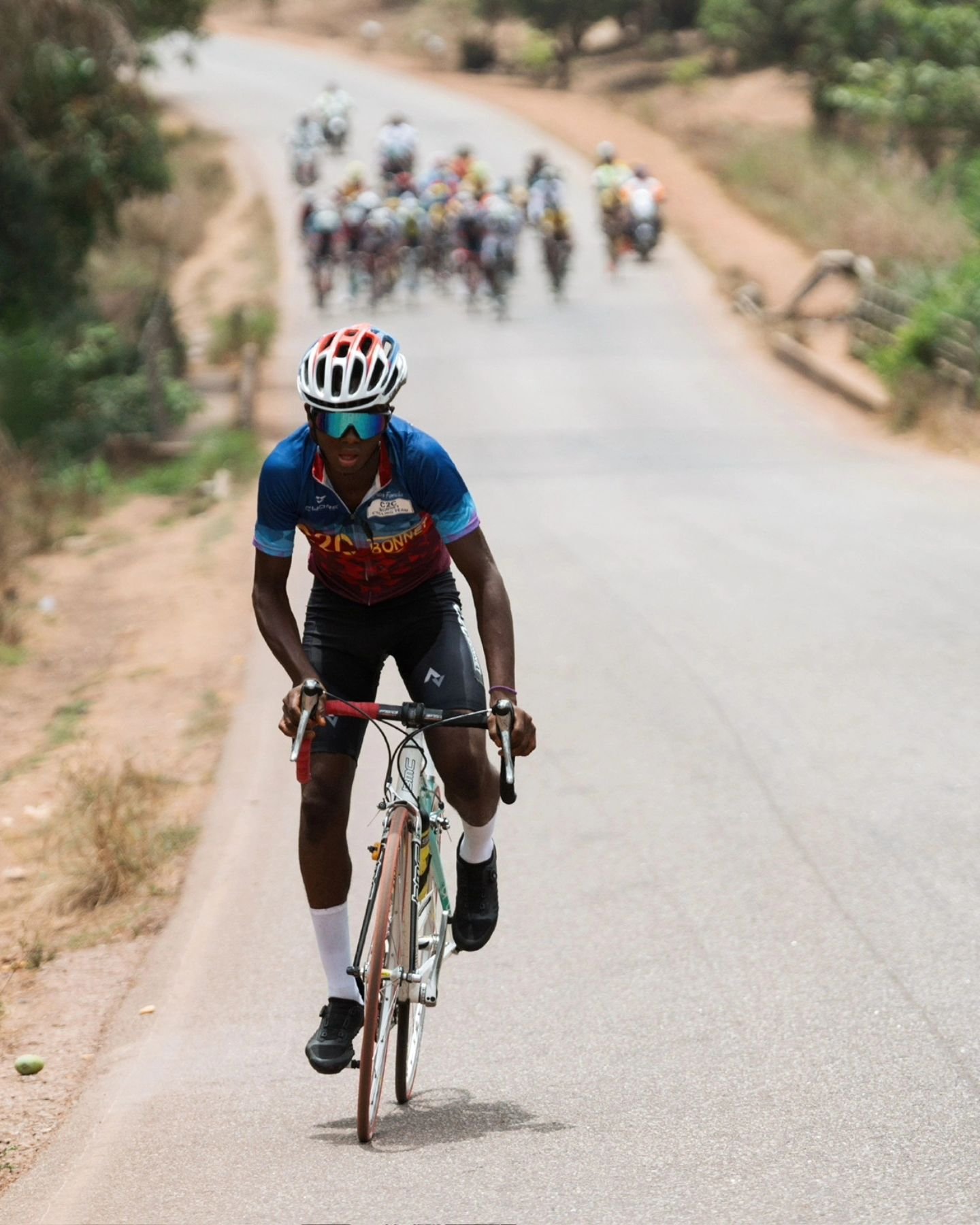 The race is on... 

The Fundsmith Tour de Lunsar finally arrived with a bang. 

@mattgrayson_photo shows us inside the @africap_apparel x @_fambul junior race on day 1.

#TourDeLunsar