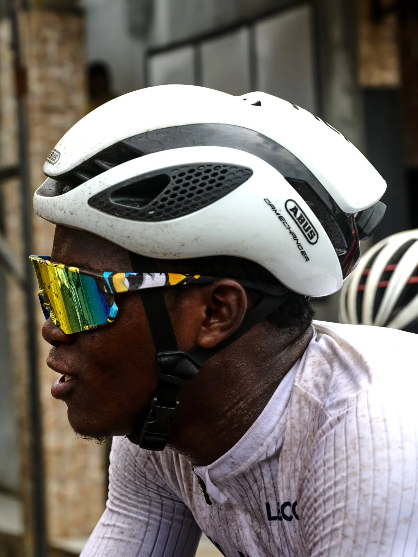 A difficult day on the roads of Freetown for our men at the #FreetownClassic. Crashes and traffic chaos ruled us out of the final contest. 

Una big big tenki plenty to @flamescyclingclub and @dixontenesie for organising this race.

📸 @kanuvisuals 
