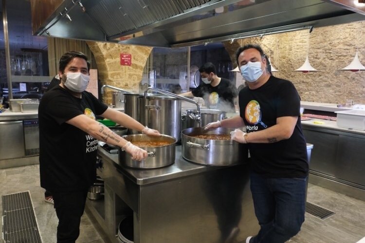 Angel León y Juanlu Fernández vuelven cocinar juntos con World Central Kitchen