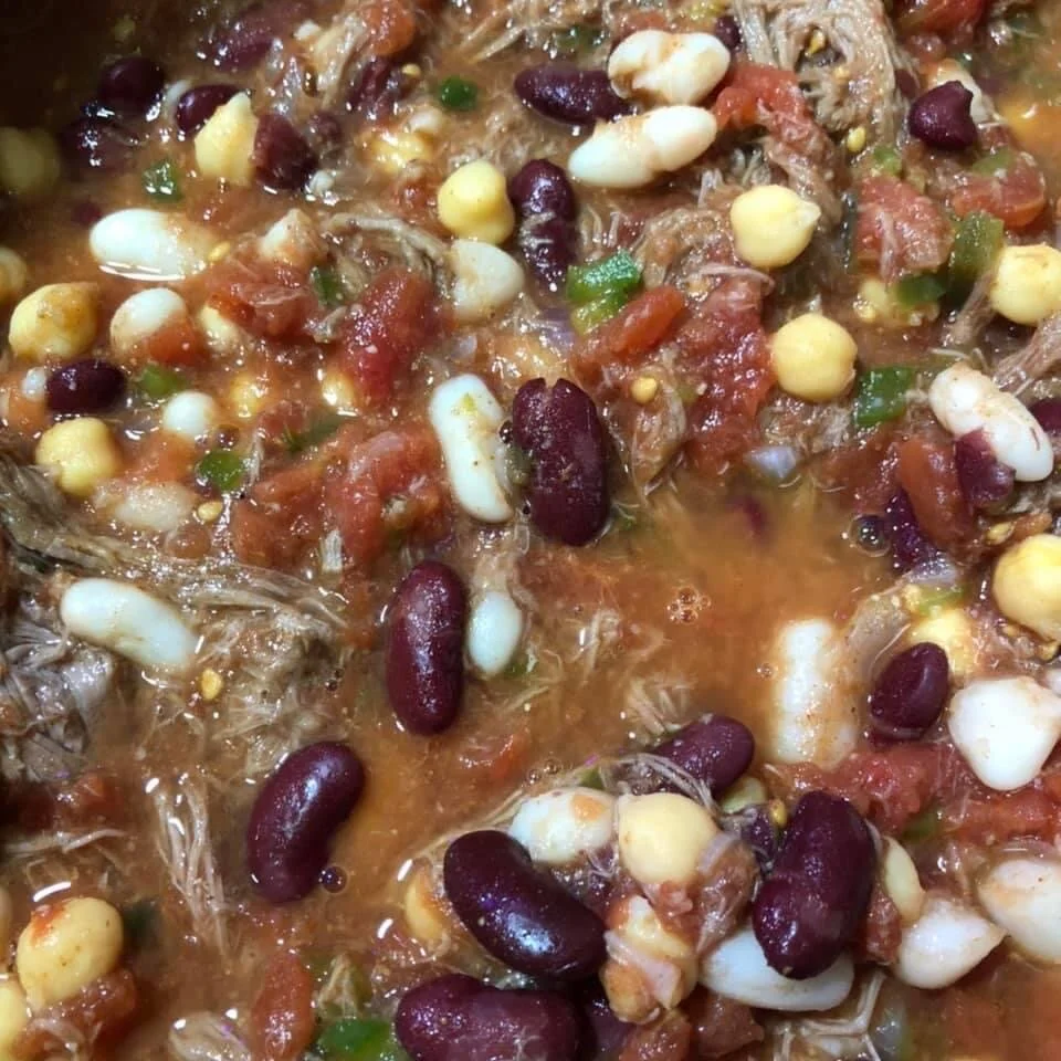 Preparación del brisket chilli en La Rosa Negra.