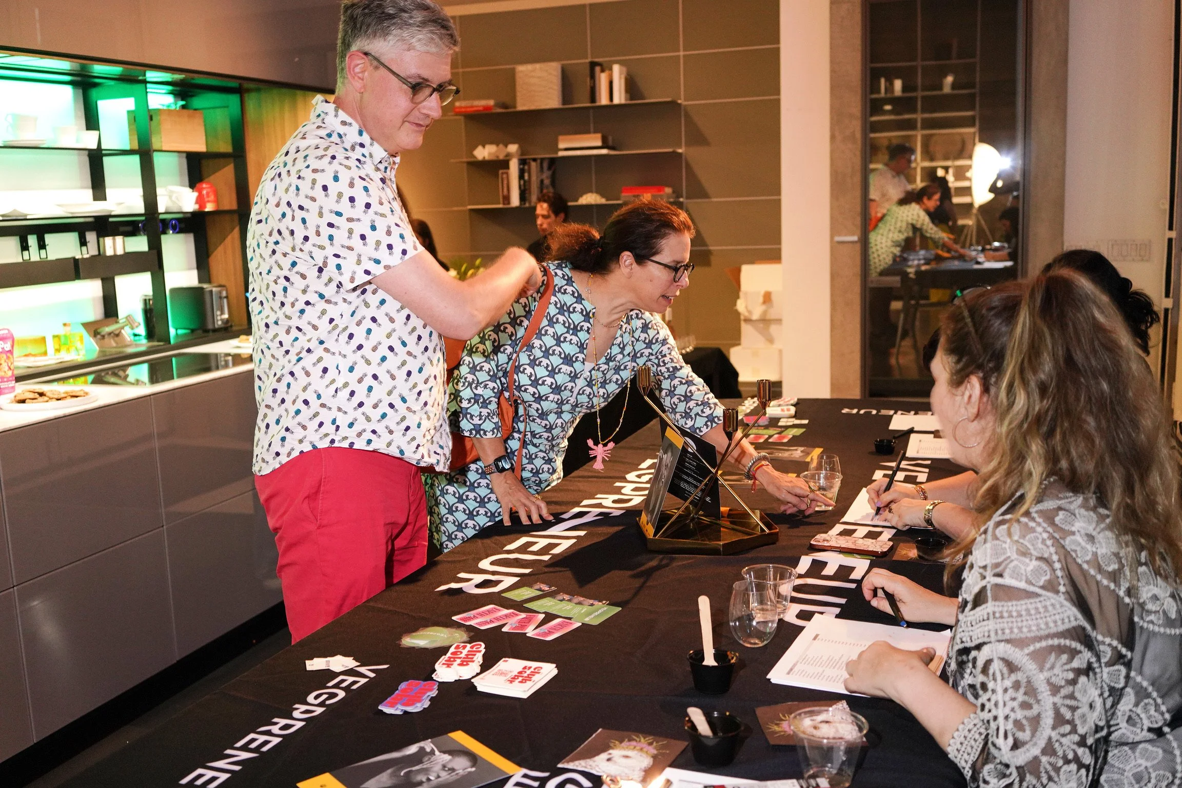 attendees-at-vegpreneur-registration-table.jpg