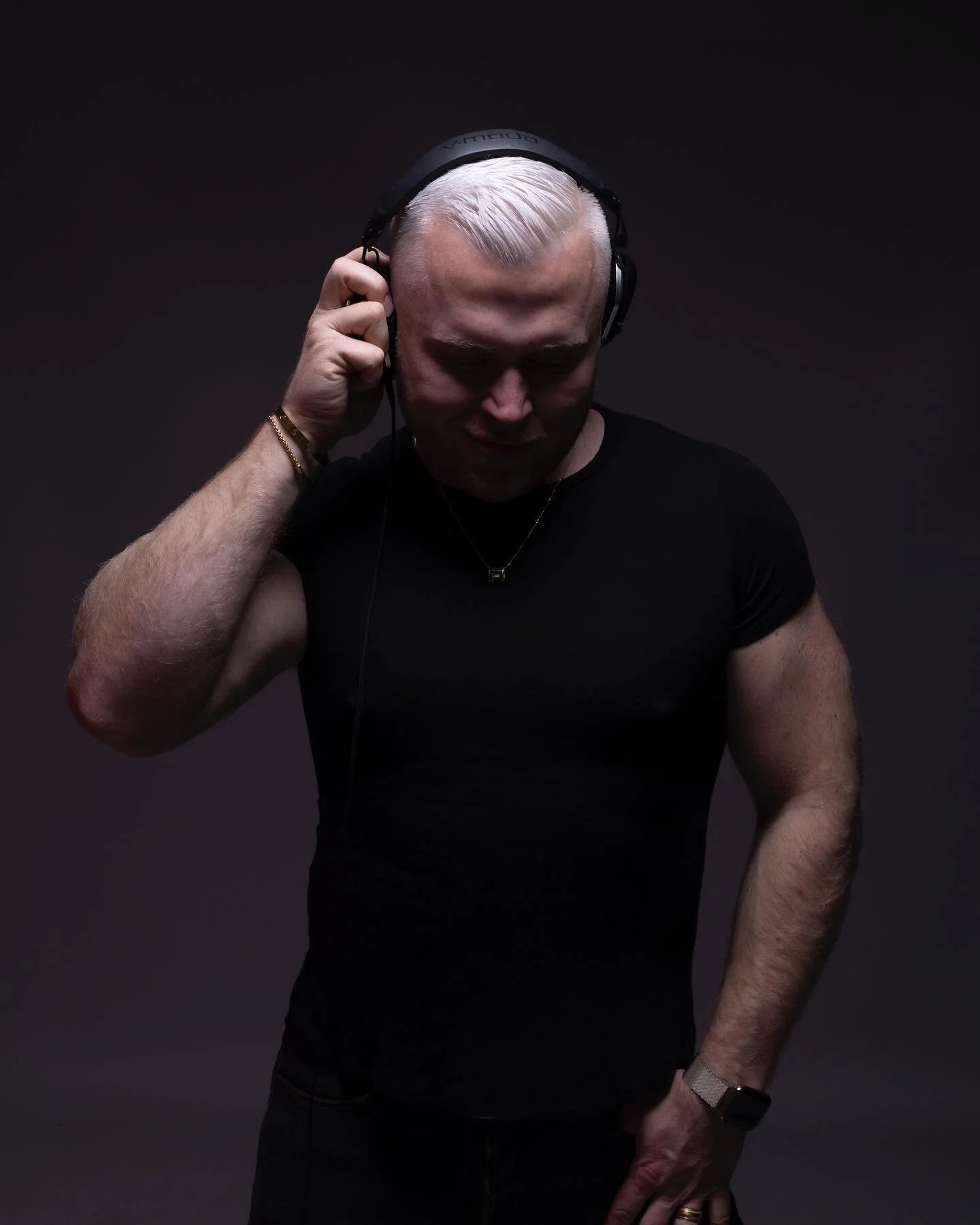 5. 4. 3. 2. 1. TUESDAY. @melrobbins has me not thinking and pushing forward with action that&rsquo;s in line with my goals. Every time I&rsquo;m distracted or doomsday scrolling, I remember her 5 second rule&hellip;. Count down from five and without 