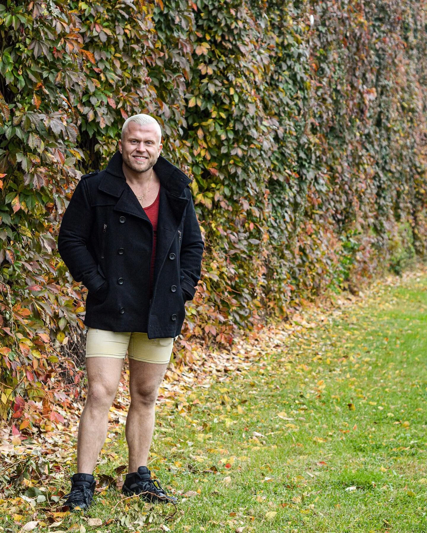 My home girl @taylorswift says, &ldquo;Just because something is cliche, doesn&rsquo;t mean it isn&rsquo;t amazing!&rdquo; So embrace it girl, get that PSL because ~it&rsquo;s happening~!!! Happy fall ✌🏻

#pumpkinspice #shortsandatankbutmakeitcosy