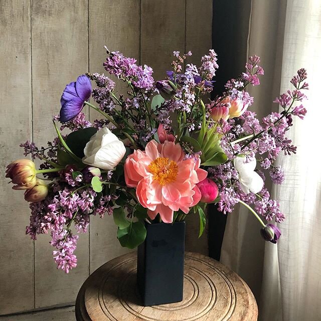 Can&rsquo;t fight good natural light. 🖤
::::::::::::::::::::::::::::::::::::::::::::::::::::::::::::
#floralarranging #makeart #floralart #flowers #bouquet #eldred #barryville #callicoon #honesdale #floret #narrowsburgny #sullivancounty #catskills #