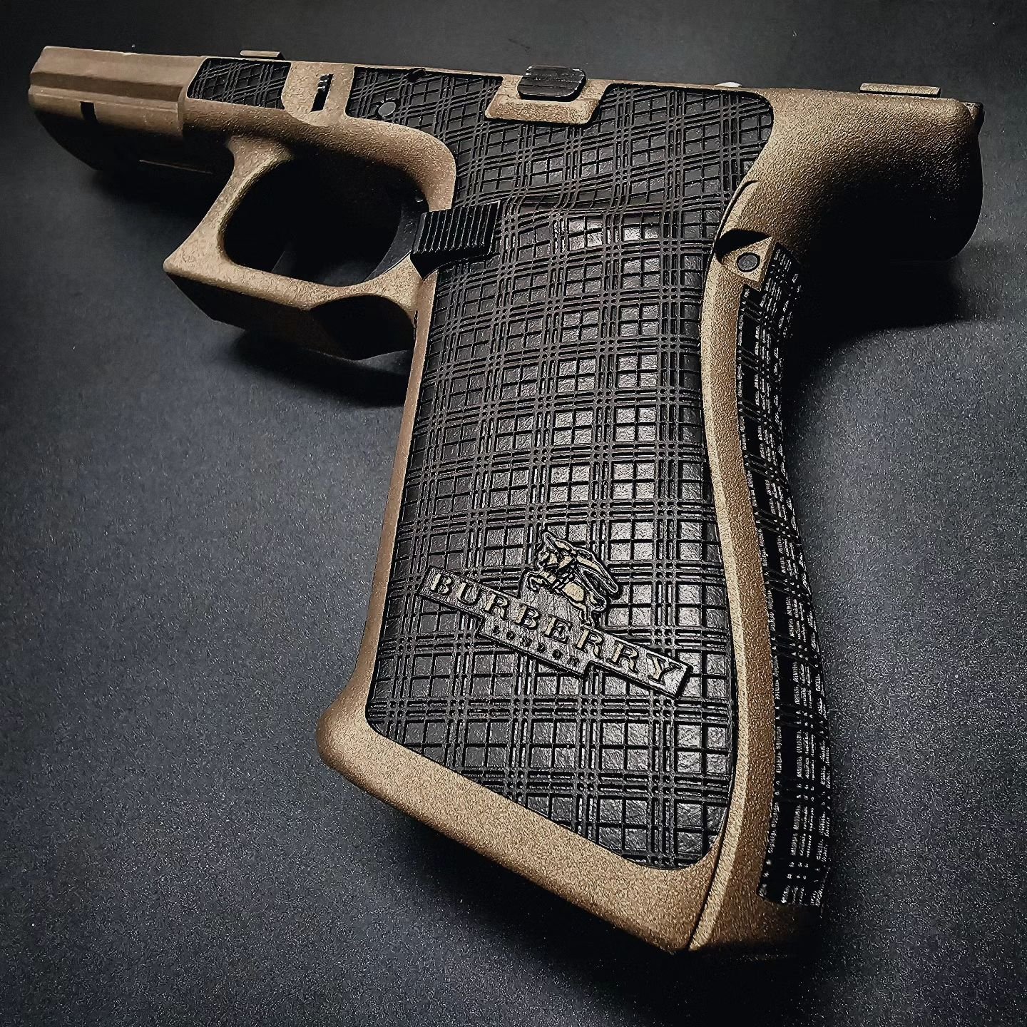 Burberry Glock 21 with Burnt Bronze cerakote 
.
.
.

#gunsdaily #pewpew #pewpewlife #gunsofinstagram #weaponsdaily #2a #igmilitia #guns #americor_mfg #glocksdaily #glockfanatics #glockfeed #glockmods #everydaycarry #gunfeed #gunlife #glockperfection 