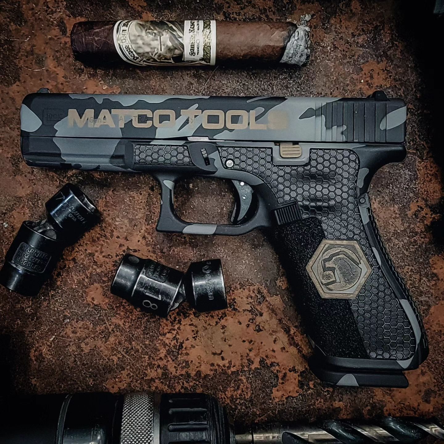 Glock 17 Matco collab
.
.
.
#matcotools #drewestatecigar #gunsdaily #gunsofinstagram #weaponsdaily #2a #igmilitia #americor_mfg #glocksdaily #glockfanatics #glockfeed #glockmods #everydaycarry #customglock #gunfeed #glockperfection #gunsandammo