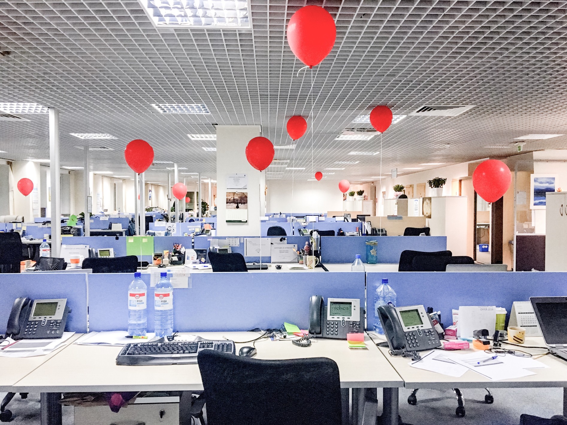 office-at-night-with-red-ballons_t20_YXd6lO.jpg