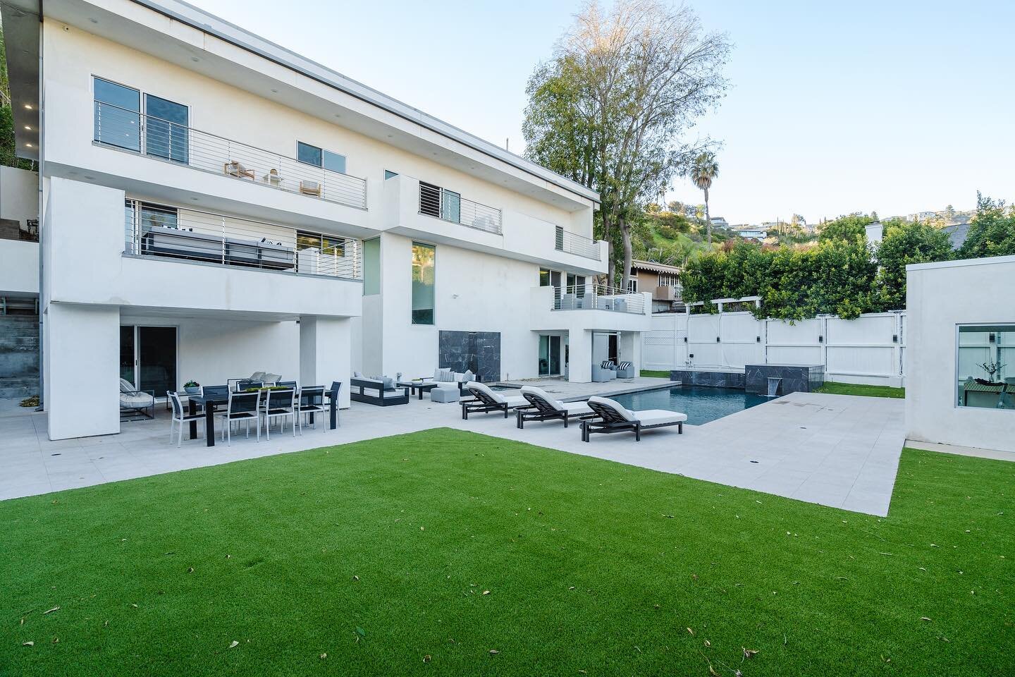 JUST LEASED | 📍St Ives Dr, Los Angeles 90069 | St Ives offers the ultimate in Hollywood Hills luxury. Enter this spacious home with an open floor plan and indoor/outdoor living and relish the sweeping views from various areas of this fabulous home. 