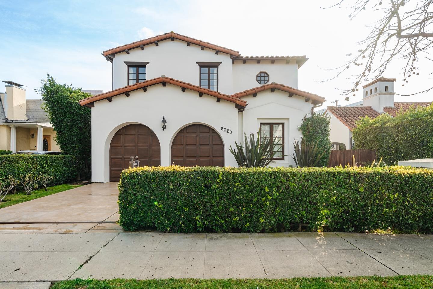 JUST LISTED FOR LEASE |📍Lindenhurst Ave, Los Angeles 90048 | 4 bedroom, 4 bath luxury Spanish home in Beverly Grove! Soaring beamed ceilings, dark wood floors, and French doors that lead out to a sparkling pool and spa! High-end finishes throughout!