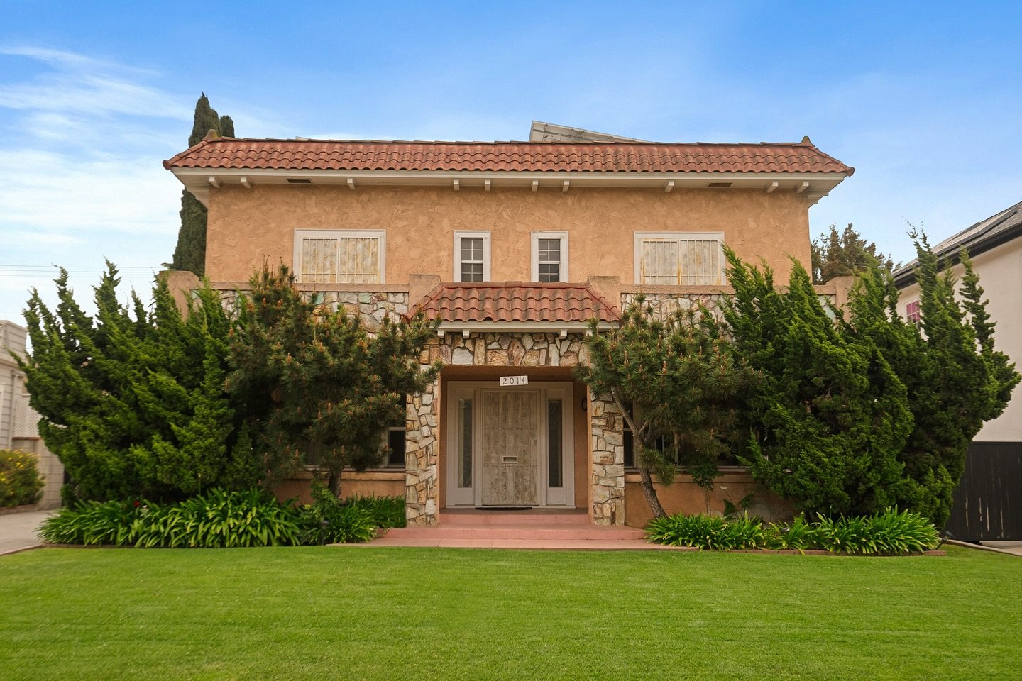 JUST LISTED! |📍2014 Wellington Rd, Los Angeles, 90016 | Exceptional opportunity in historic Wellington Square! Welcome to this distinguished 4-bedroom residence nestled on a picturesque, tree-lined street in the heart of Mid-City, at the western edg