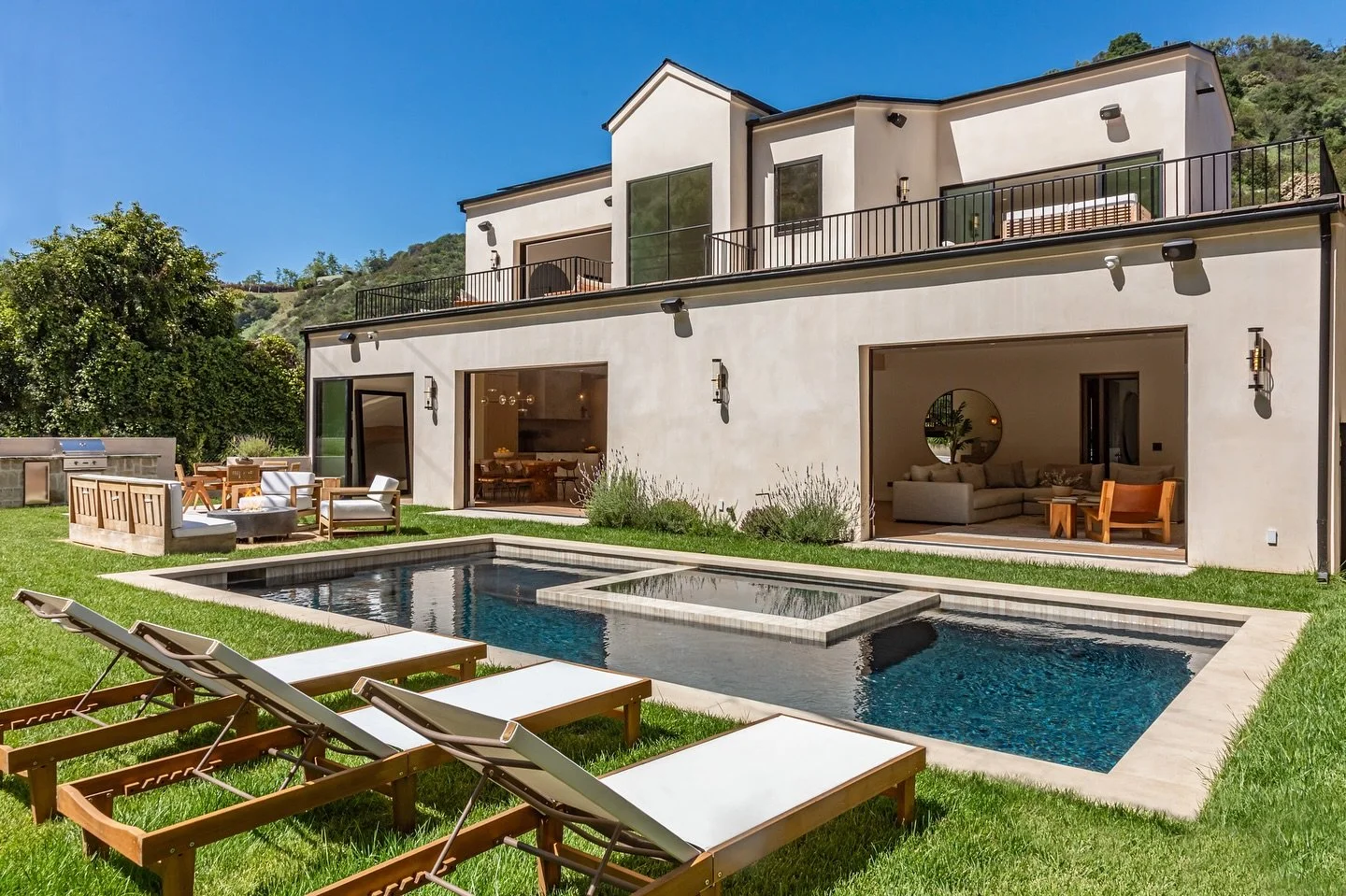JUST SOLD!📍San Ysidro Dr, Beverly Hills 90210 | 4 Beds/4.5 Baths, chef&rsquo;s kitchen, pool, spa, high-end finishes, designer elements, and so much more! | LP $5,850,000