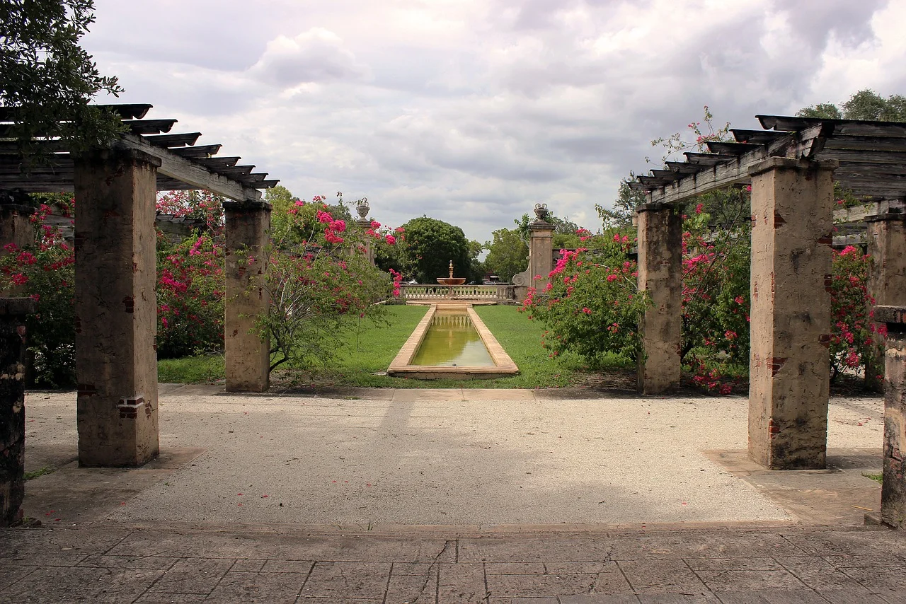 prado-entrance-875680_1280.jpg