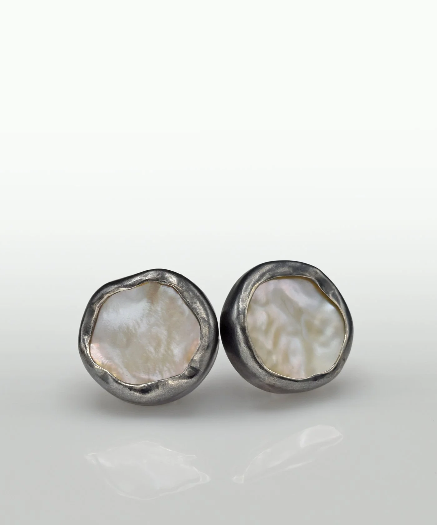 Pearl oxi pink ear studs 14mm Ø 2.jpg