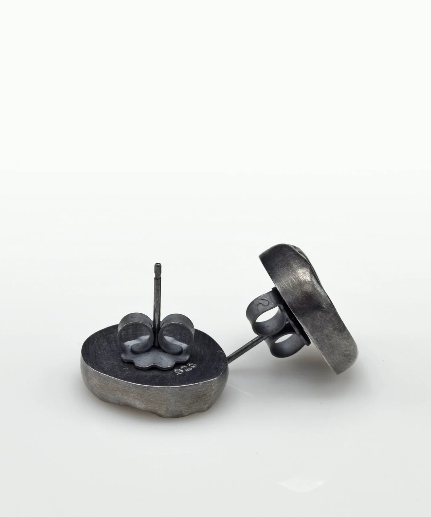 Pearl oxi pink ear studs 16 X 14 2.jpg