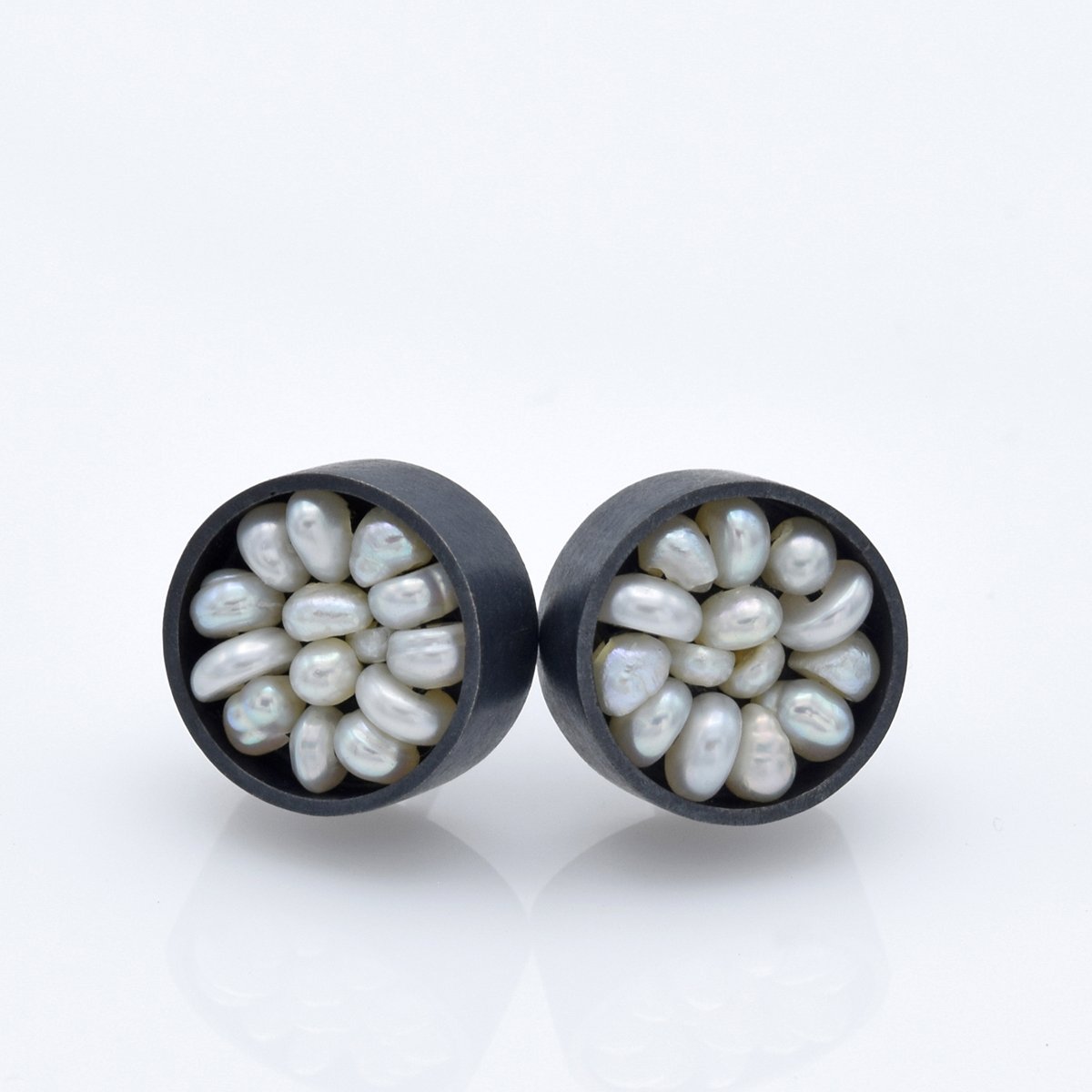 Seed Pod studs oxi pearl 1.jpg