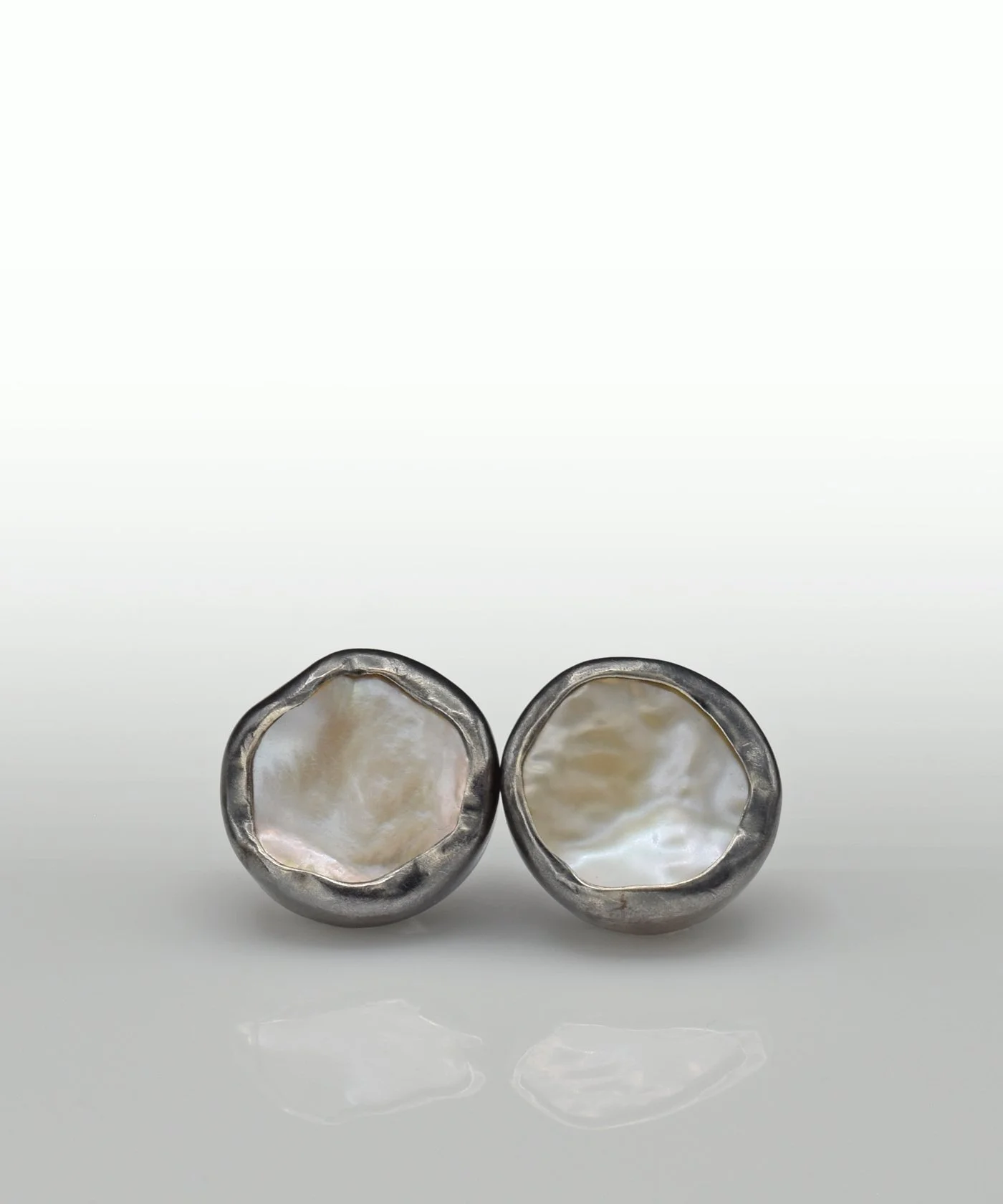 Pearl oxi pink ear studs 14mm Ø 3.jpg