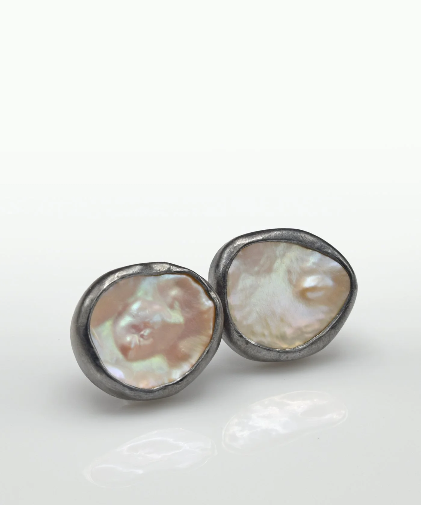 Pearl oxi pink ear studs 16 X 14 1.jpg