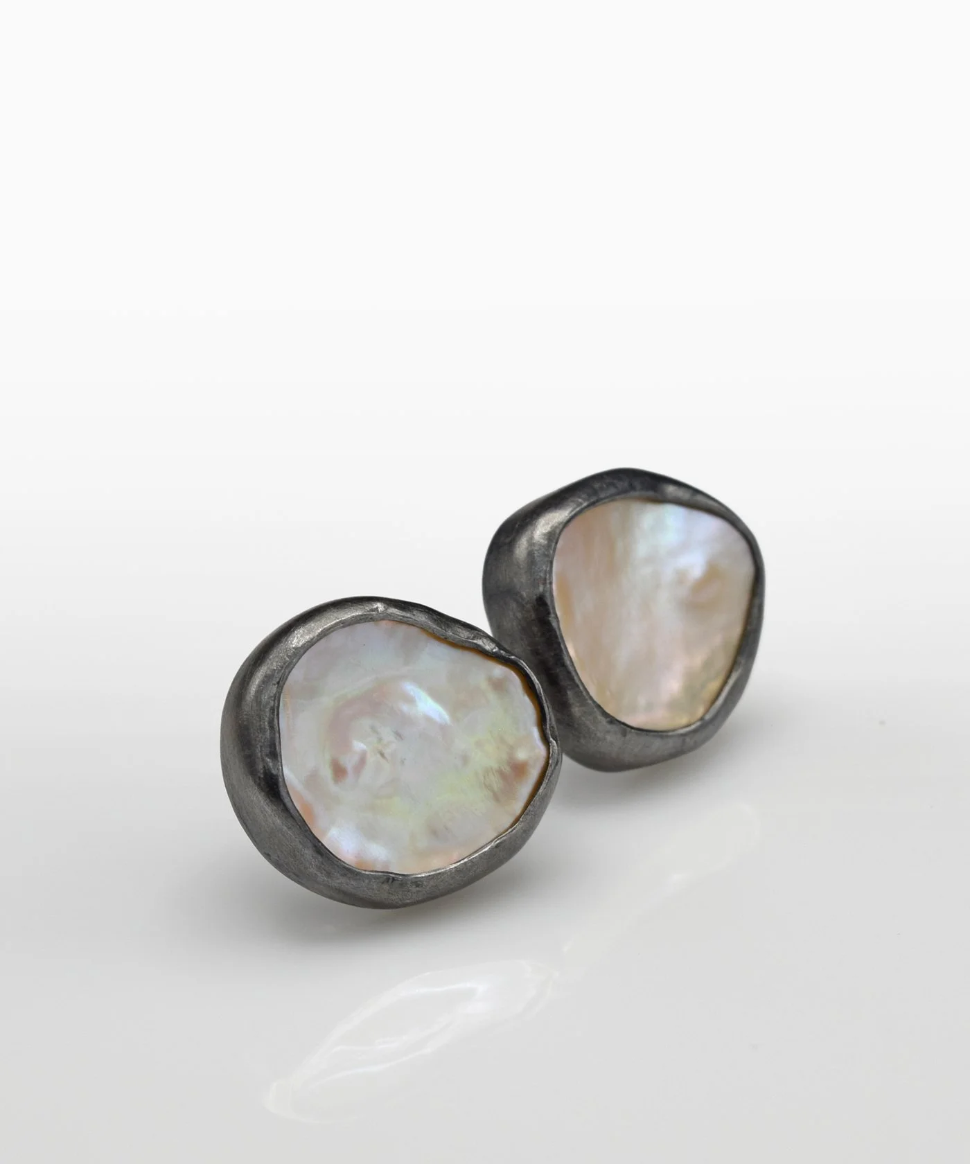 Pearl oxi pink ear studs 16 X 14 0.jpg