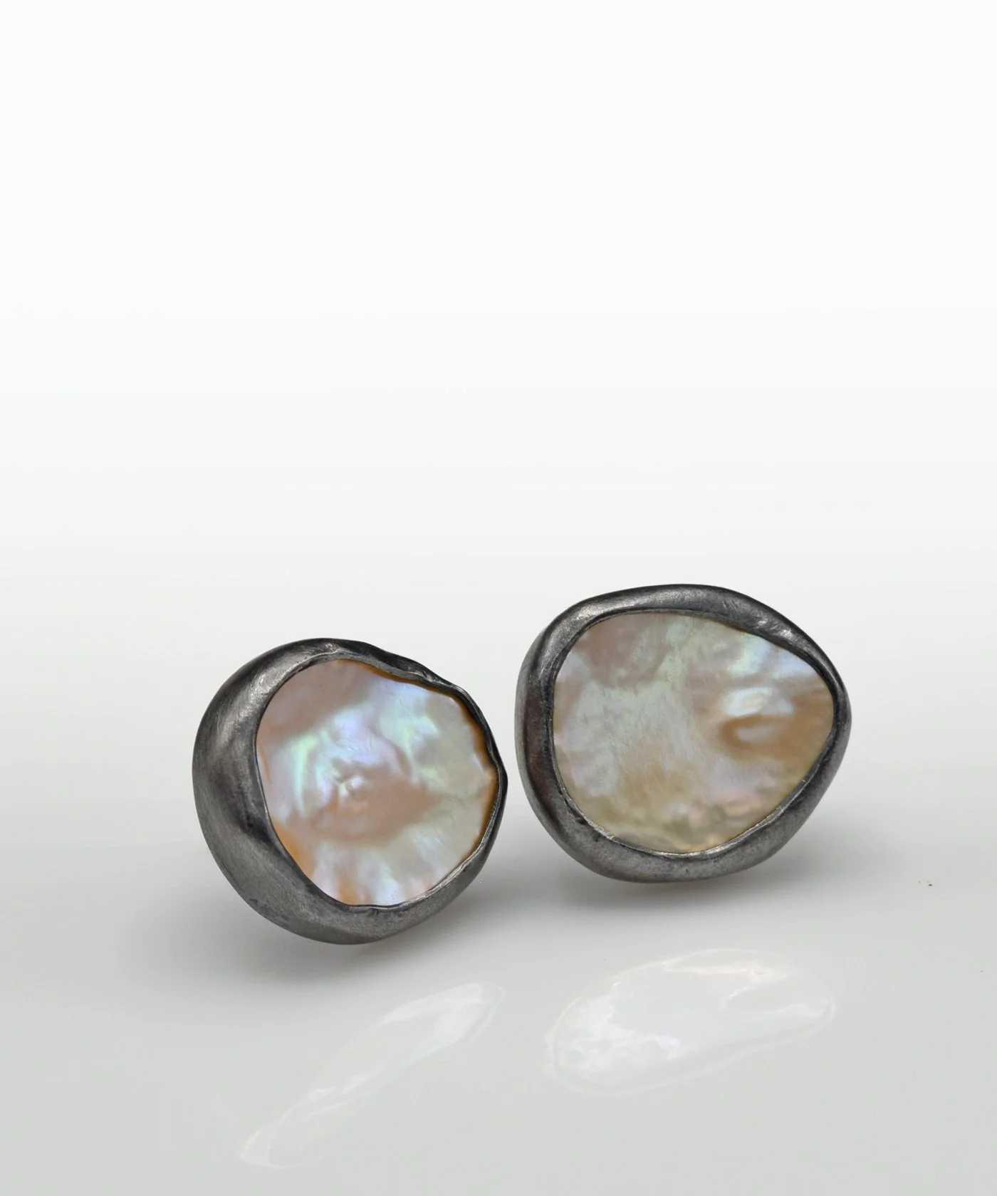 Pearl oxi pink ear studs 16 X 14 3.jpg