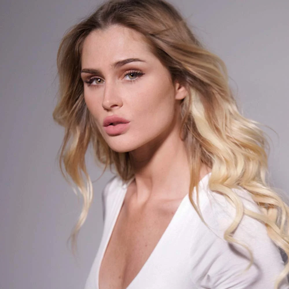 999full-amanda-rea.jpg