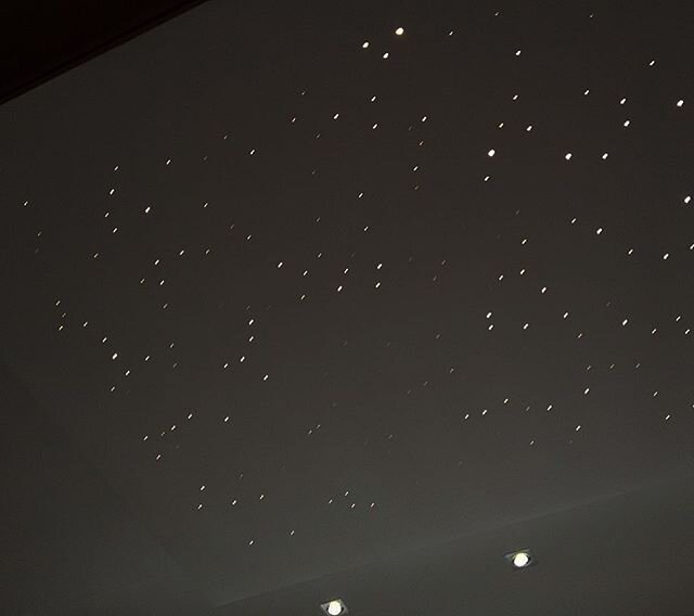 Fiber Optic Starry Sky above a bed!
#gfplighting #fiberopticlightingsa #starrysky #customlighting #fiberopticlight