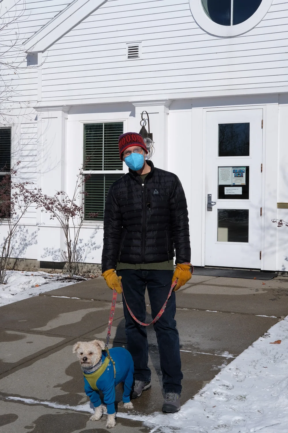 John Howe and his pup cast a ballot in Charlotte. (Ethan Putnam/Community News Service)