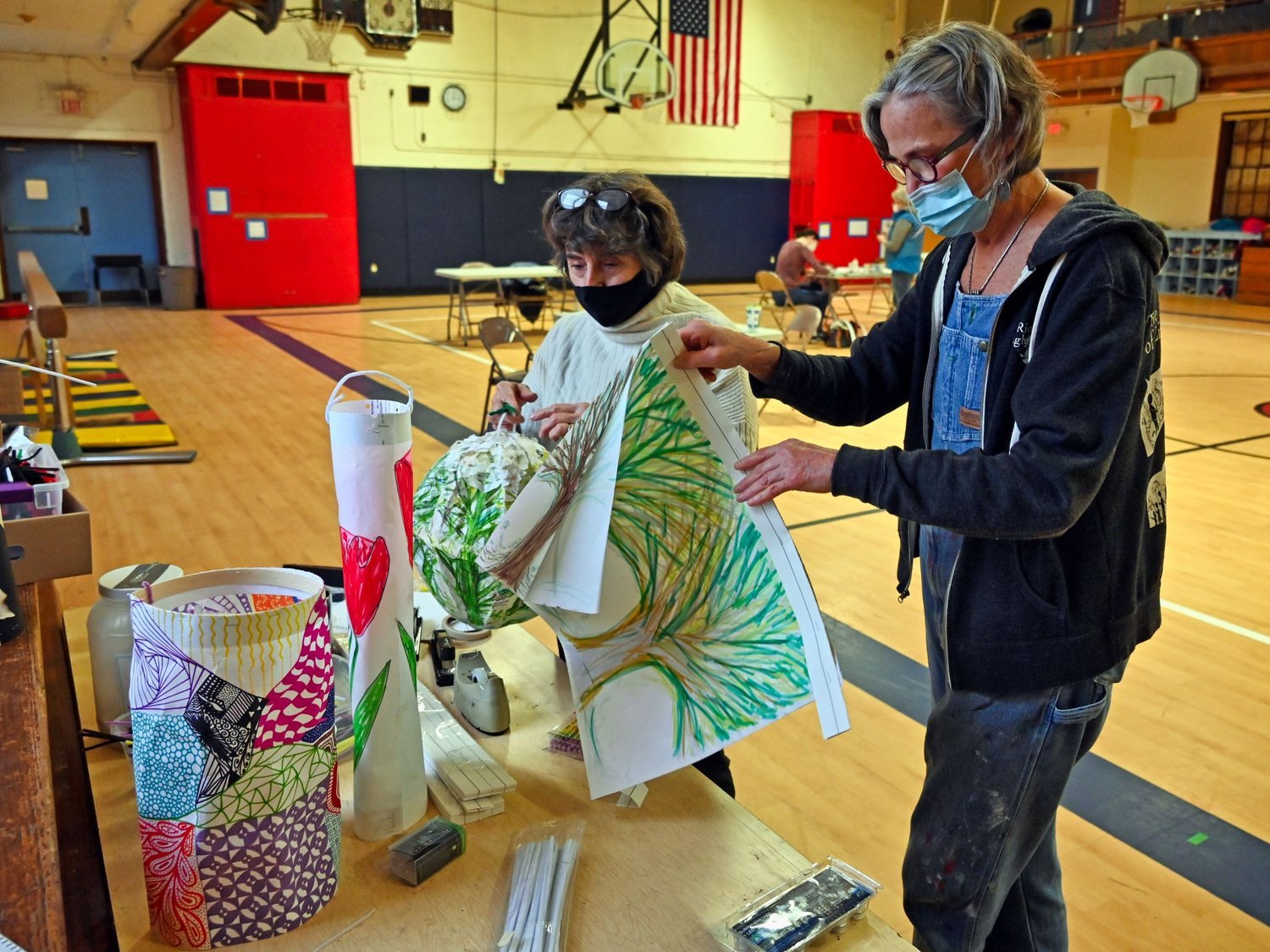  Sarah-Lee Terrat (right) and Jane Brown wrestle materials for a nature-themed entry. Photo by Gordon Miller 