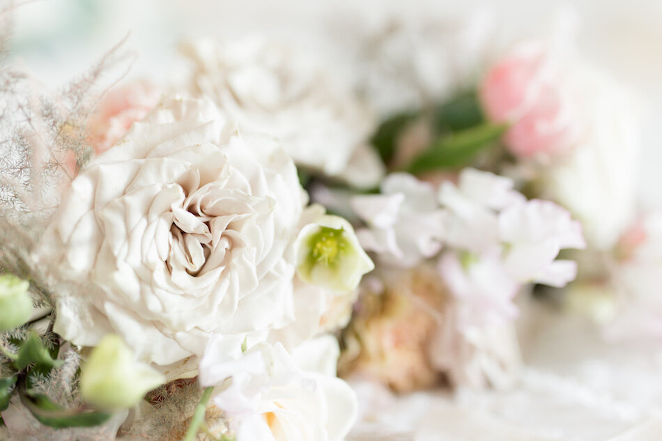 Détails du bouquet de la mariée, roses blanches et rose clair.