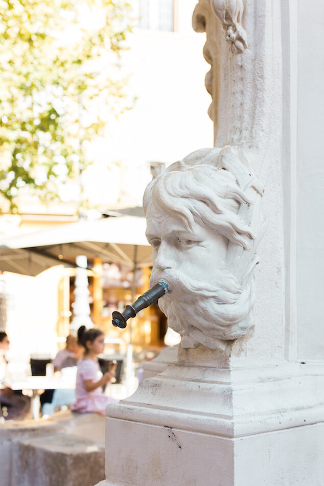 Détail d'une fontaine d'Aix-en-Provence devant l'hôtel de ville.