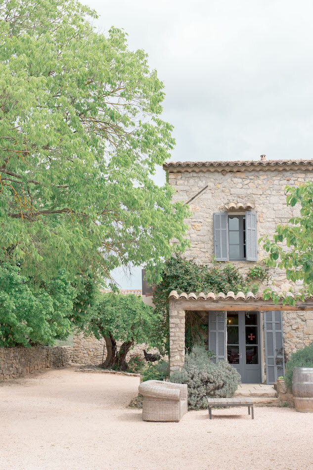 Une façade de la commanderie de peyrassol en Provence.