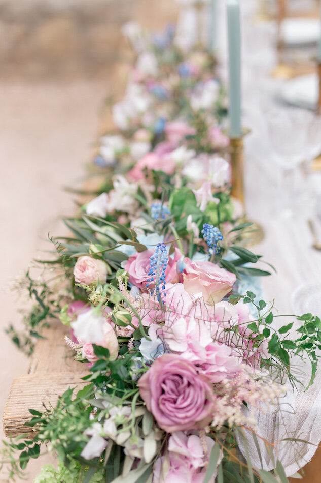 Fleurs en décoration sur la table de mariage.