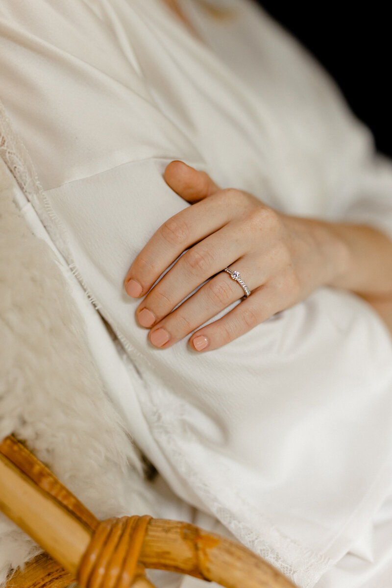 Détail sur la bague de la mariée à son doigt.