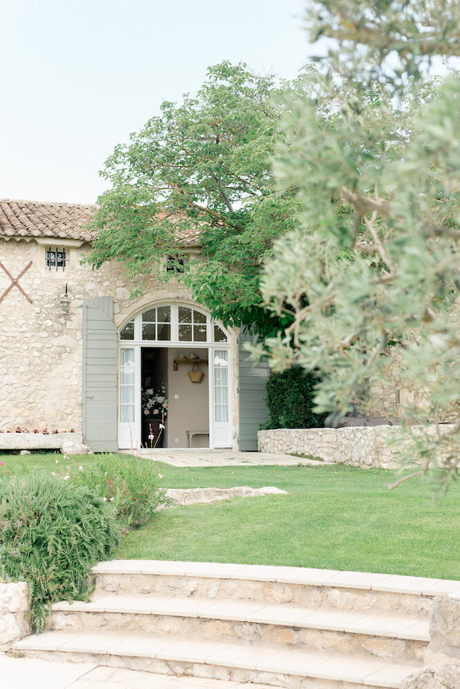 Entrée principale du mas de la rose lieu de réception mariage en Provence à Orgon