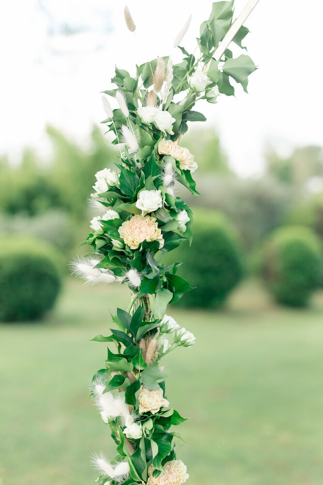 décoration florale d'un arche lors d'un mariage au mas de la rose