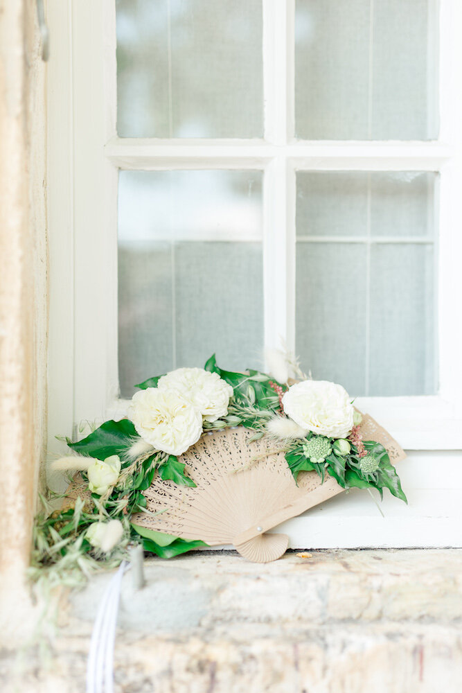 décoration florale sur un éventail posé sur le rebord d'une fenêtre au mas de la rose à Orgon