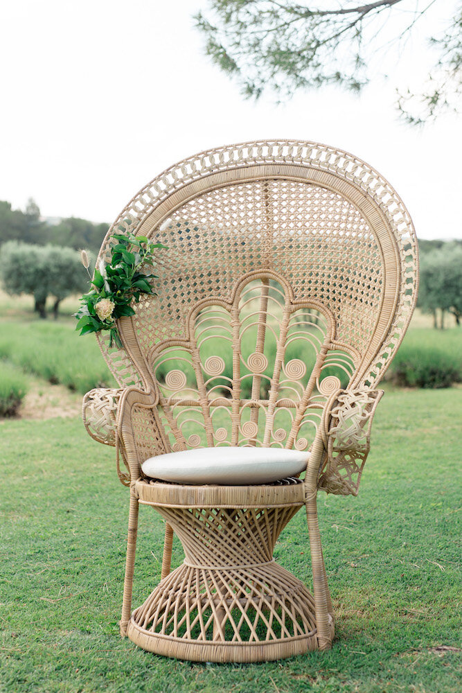 fauteuil emmanuelle et sa décoration florale dans le jardin du mas de la rose 