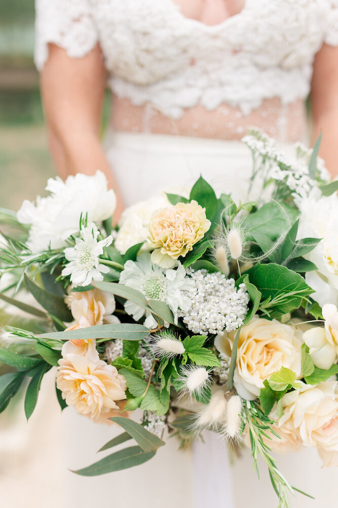Détails du bouquet de la mariée, des couleurs vertes, beiges et blanches