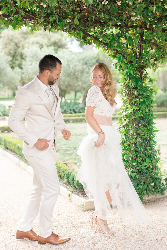 Le couple de mariés dansant dans le potager du mas de la rose lors du shooting couple