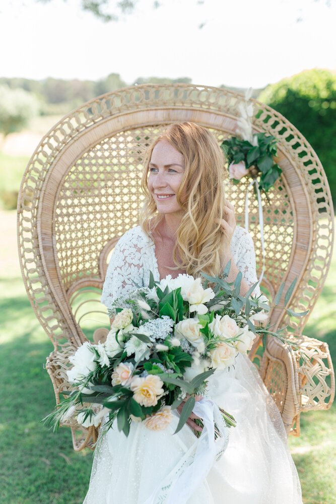 Portrait de la mariée dans son fauteuil Emmanuelle lors d'un mariage dans le jardin d'un mas provençal 