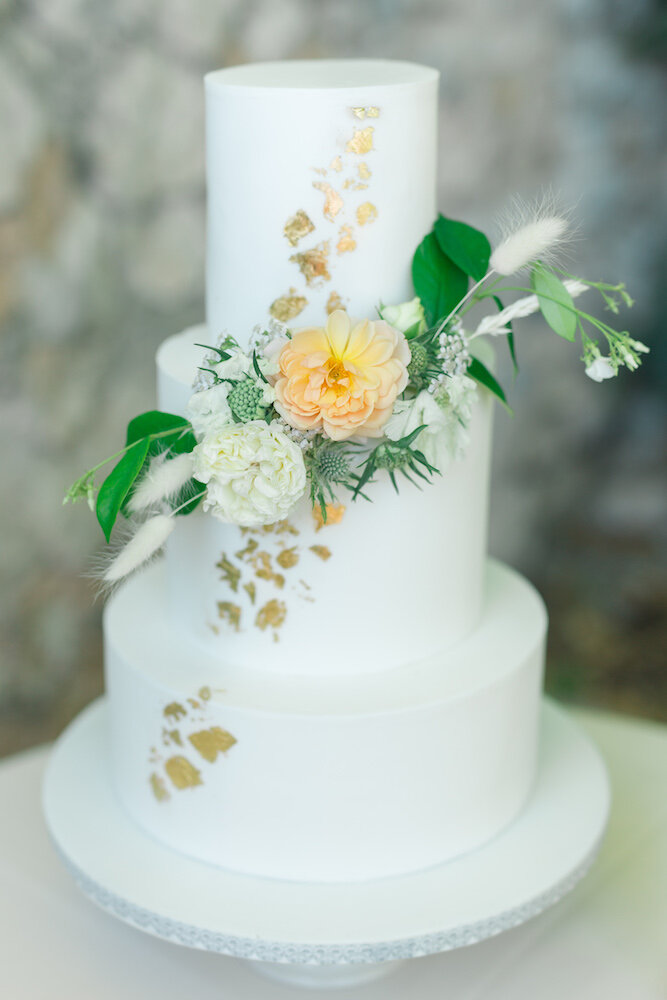 Détails du wedding cake lors d'un mariage chic et champêtre en provence.
