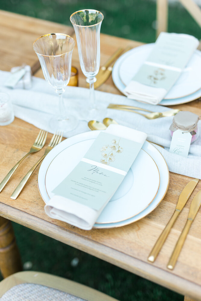 Détails de la décoration de table, de la vaisselle et du menu de mariage dans un mas provençal. 