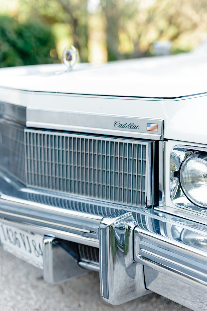 Gros plan sur la cadillac blanche ancienne lors d'un mariage provençal.