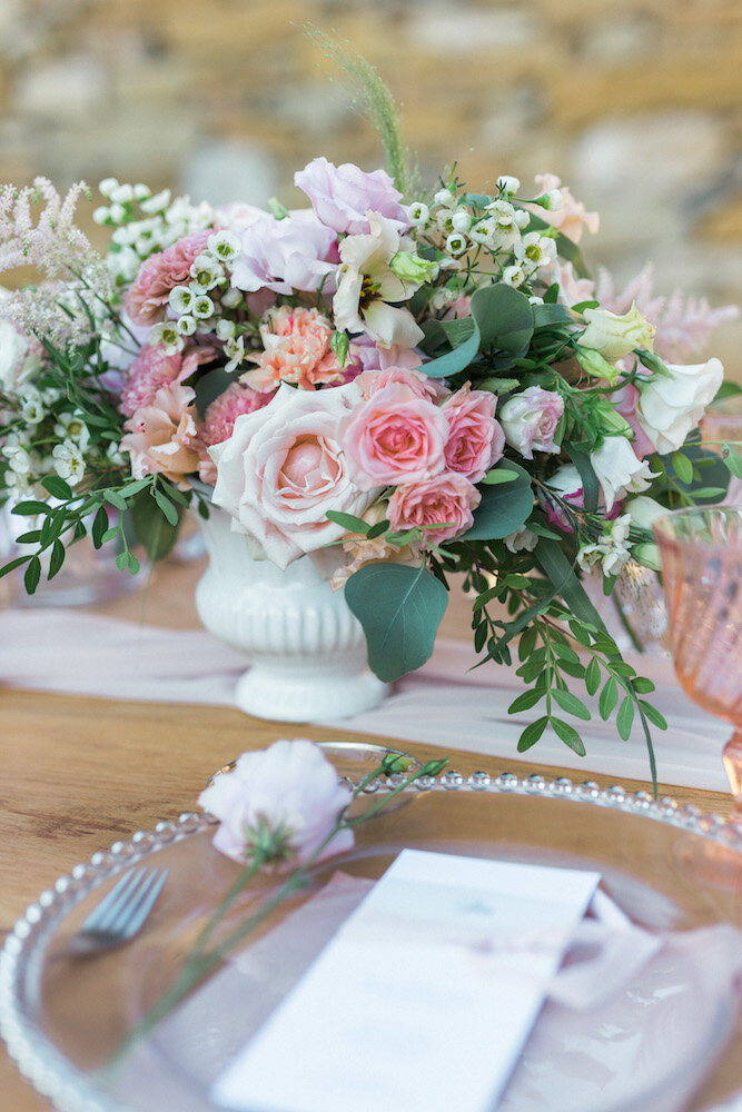 Détails de la décoration florale de table lors du mariage, couleurs roses et blancs.