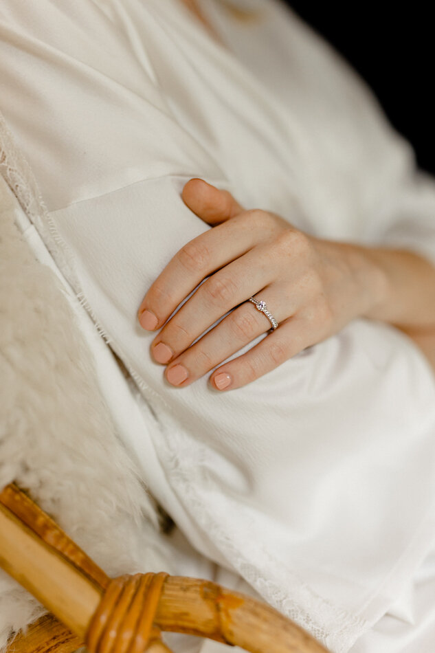 La main de la mariée et détails de l'alliance.