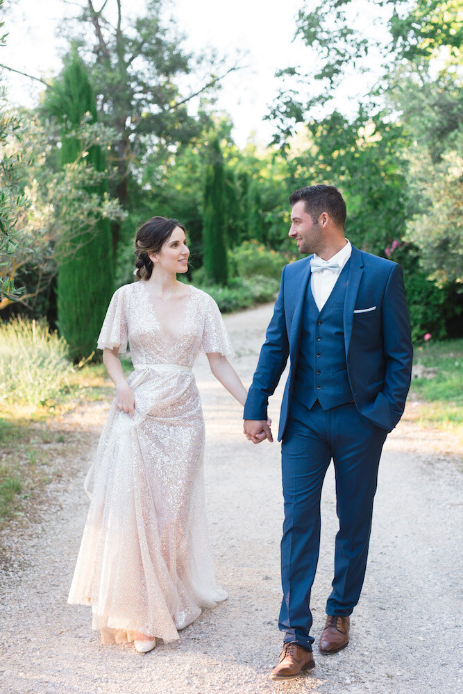 Le couple marche dans l'allée, main dans la main, et se regardent tendrement.