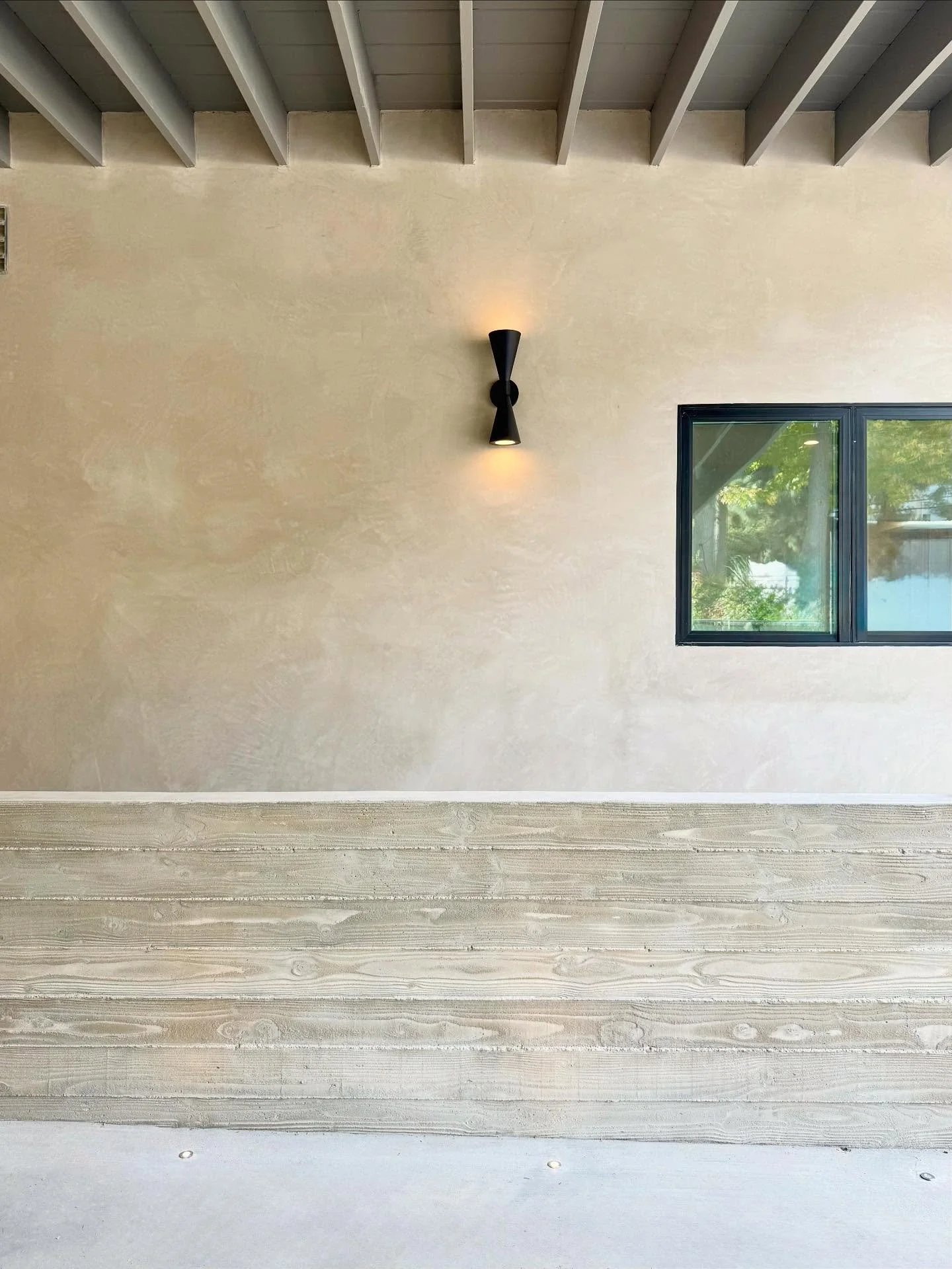 Entryway at Longridge really brings out all the natural tome materials we used. Sandblasted board form concrete railing and Santa Barbara smooth stucco finish. 

#exteriorarchitecture #exteriordecor #exteriordesigns #exteriordesignideas #exteriorpain
