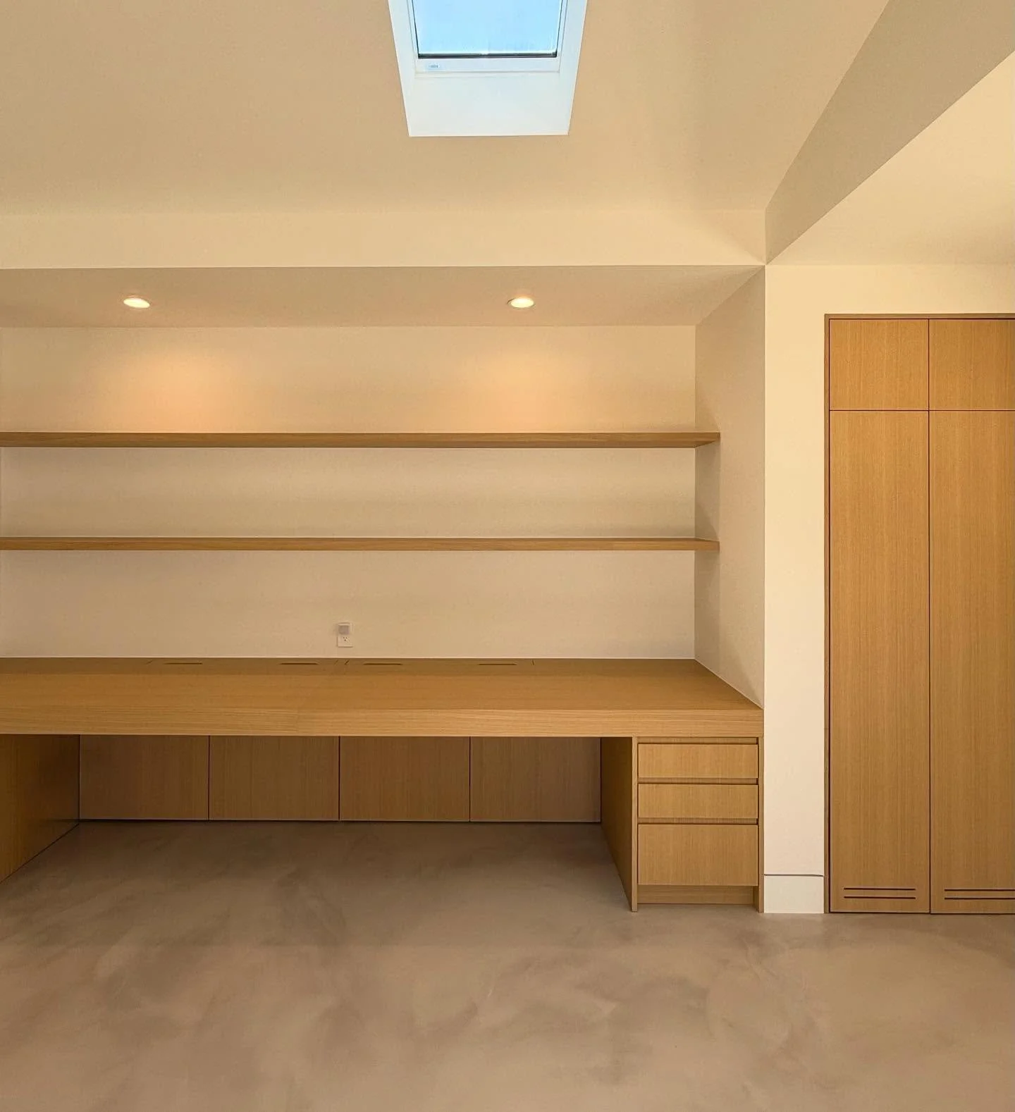 It&rsquo;s Monday, let&rsquo;s get back to work. 

Custom desk &amp; hidden appliance station at our Westchester studio conversion. 

Millwork: @artisanbuildgroup 
Floors: @heydecco