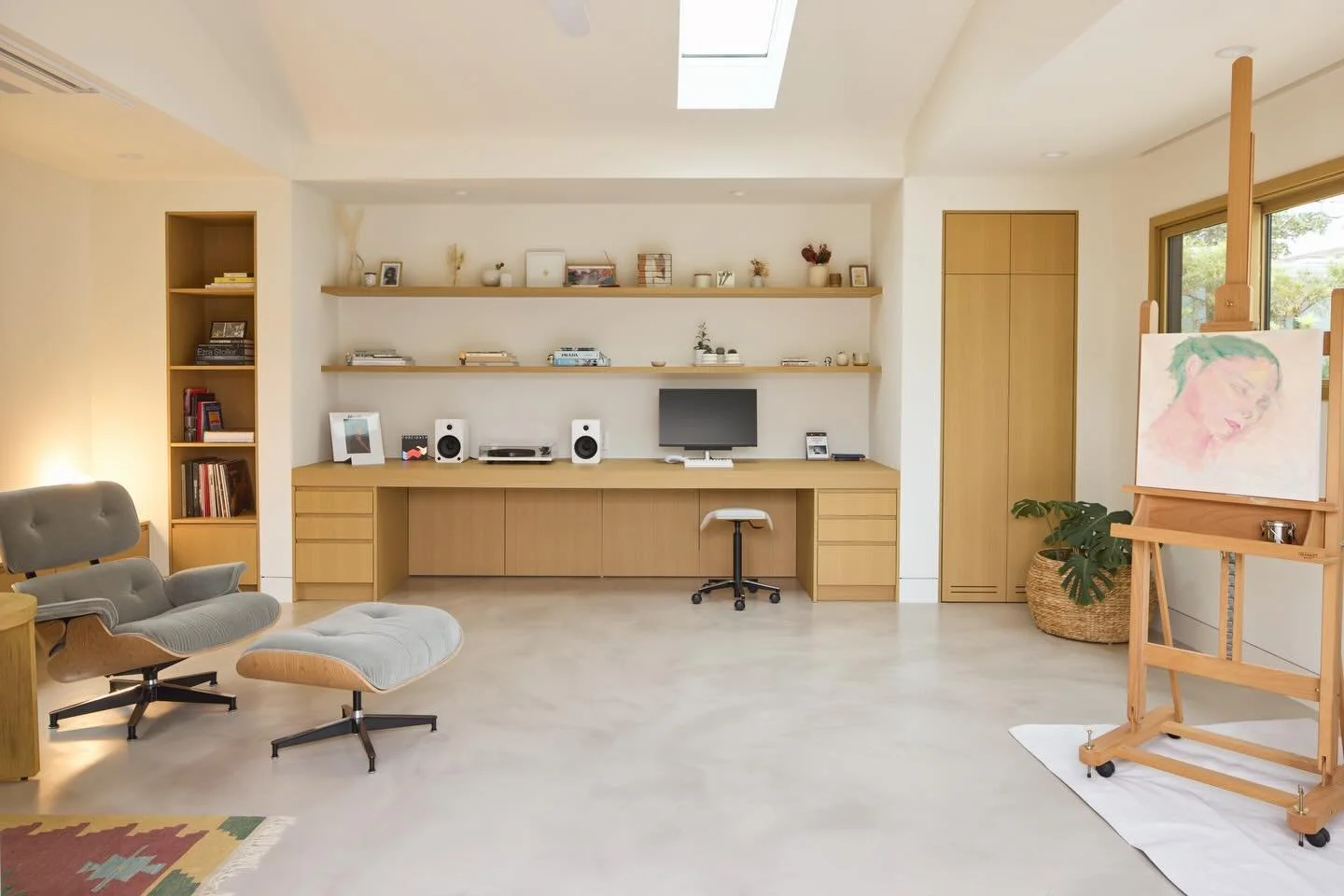 Where creativity meets calm. ✨
This chic ADU studio is flooded with natural light and wrapped in warm rift-cut white oak, creating a refined yet inspiring space designed for both focused work and artistic flow. A seamless blend of office functionalit