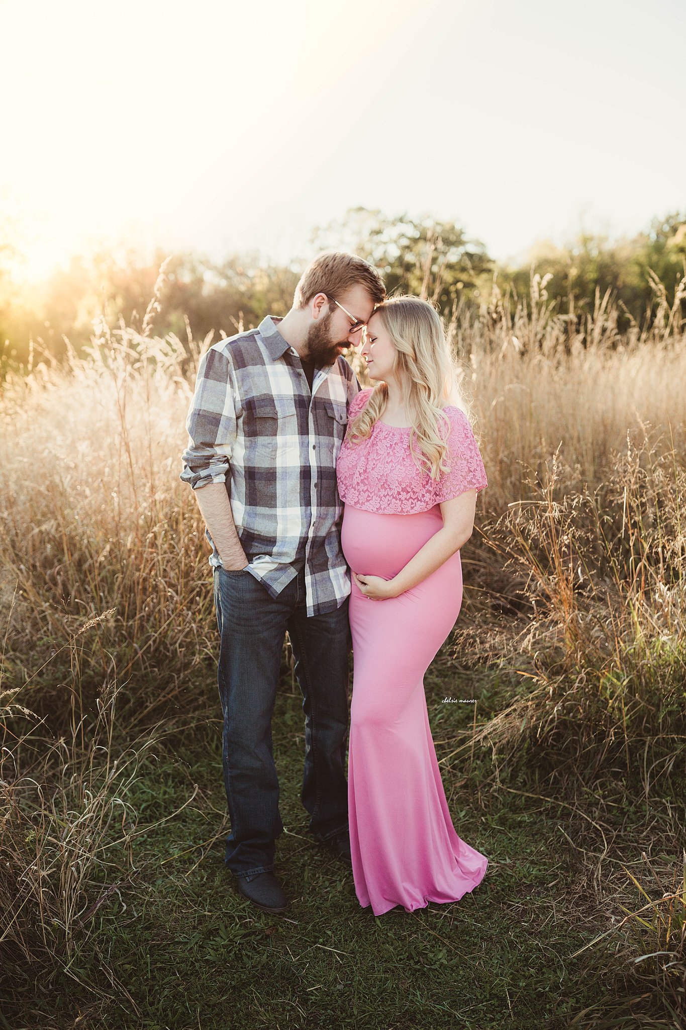 husband and wife posing sweetly for maternity pictures