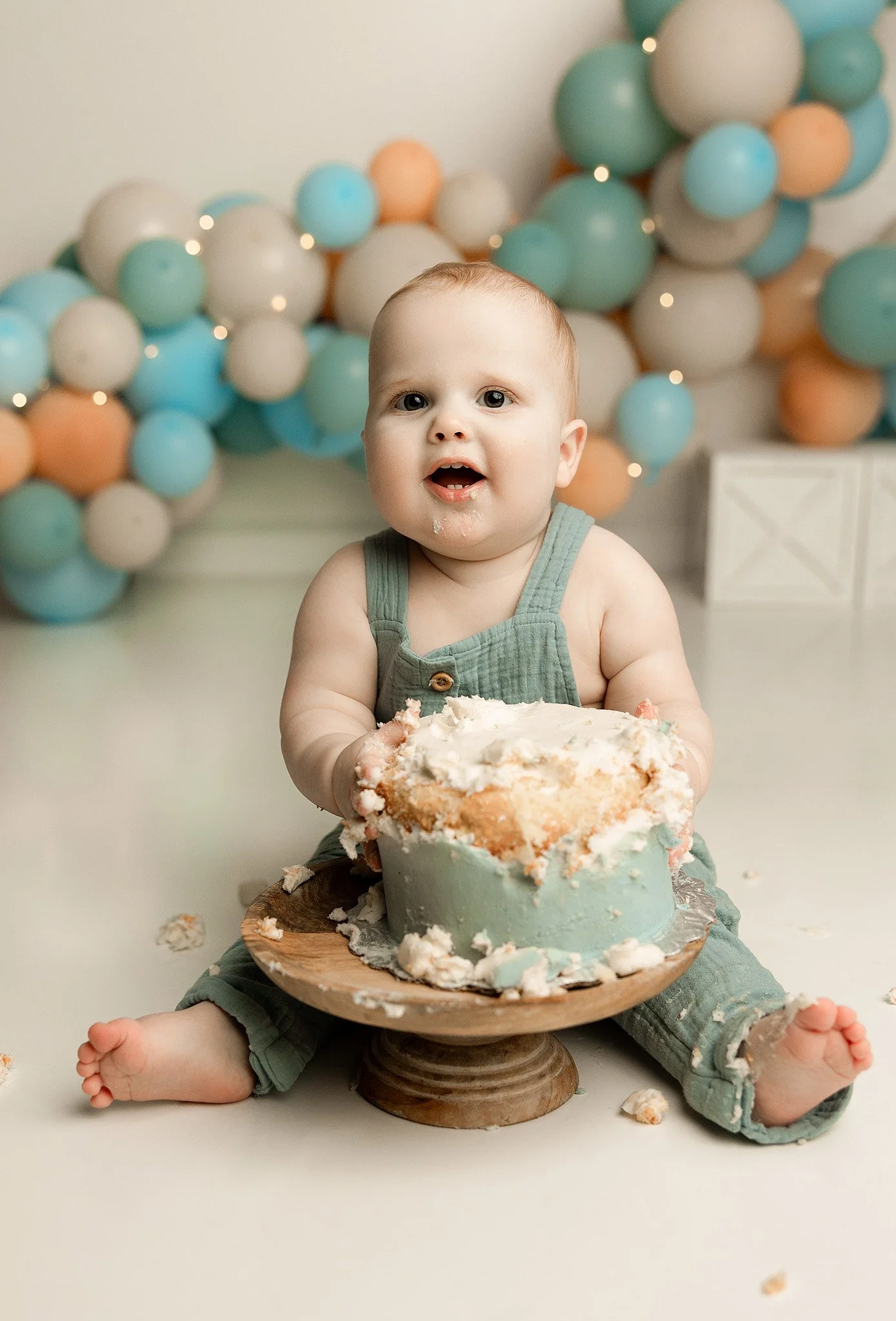 simple cake smash photoshoot neutral tones minimal mess setup